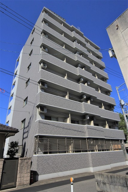 松山市平和通のマンションの建物外観