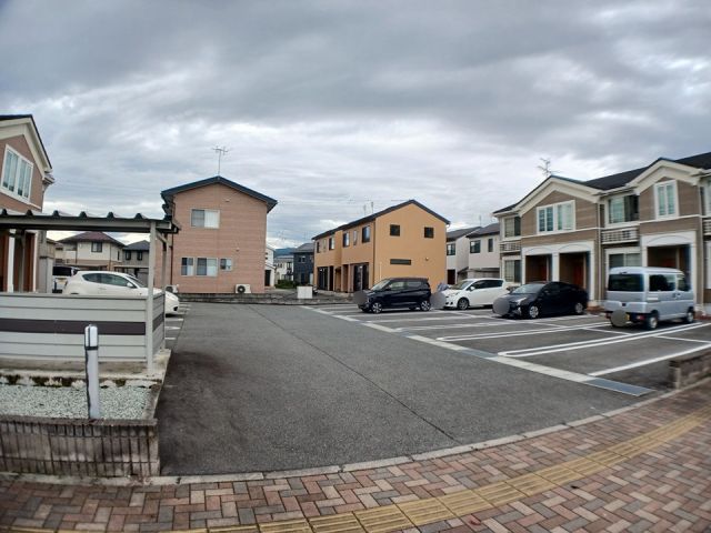 【西村山郡河北町谷地ひな市のアパートの駐車場】