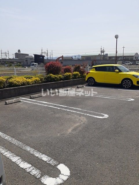 【泉佐野市羽倉崎のアパートの駐車場】