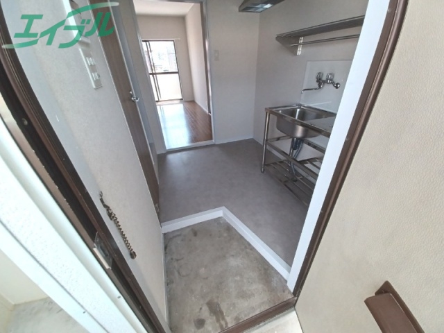 玄関　同物件別部屋の写真です。