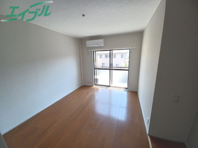 居室・リビング　同物件別部屋の写真です。