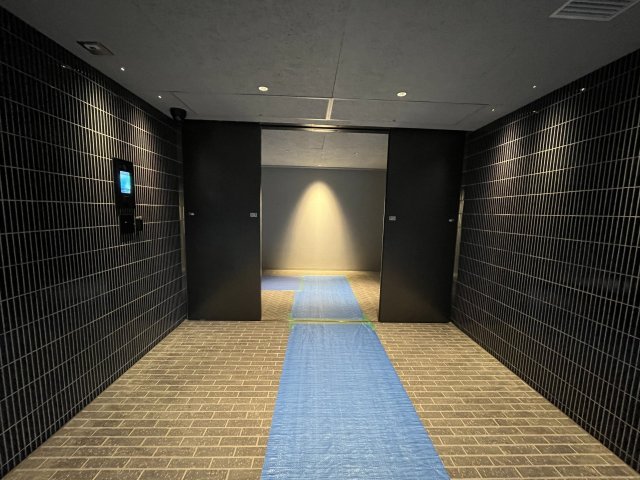 【新宿区百人町のマンションのエントランス】