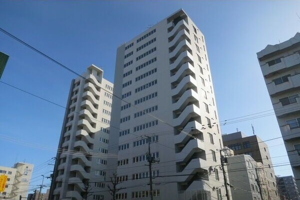 【札幌市白石区菊水二条のマンションの建物外観】