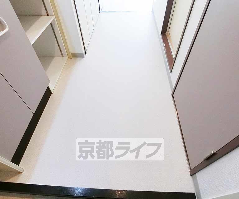 【長岡京市開田のマンションの玄関】