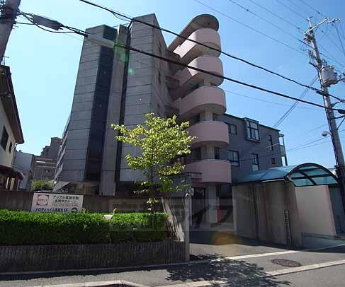 長岡京市開田のマンションの建物外観