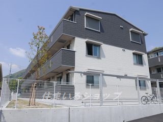 【広島市安佐北区亀山南のアパートの建物外観】