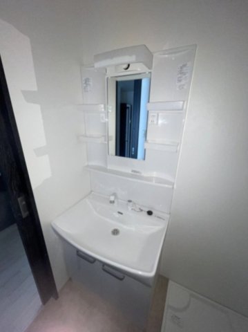 洗面設備　明るい洗面所です