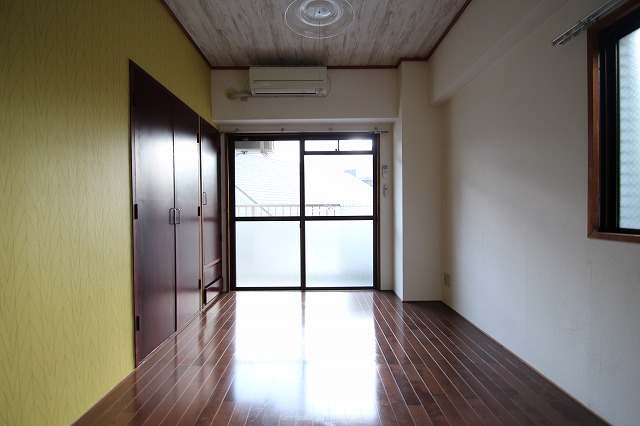 居室・リビング　同物件、別号室のものです。