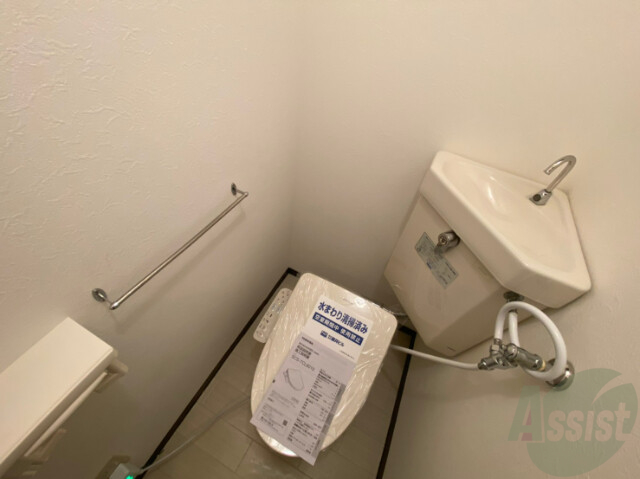 トイレ　ウォシュレット機能がついたトイレです。安心して使用できますね