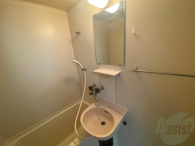 洗面設備　ユニットバス内の洗面台です。朝の身支度もスムーズです。