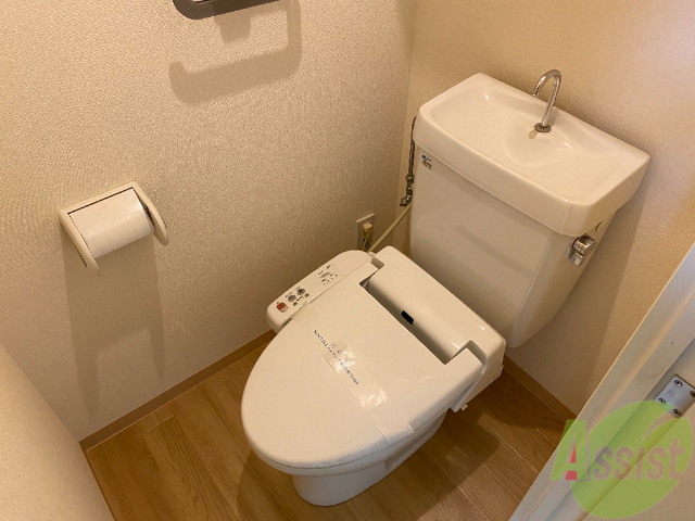 トイレ　トイレには、温水洗浄便座機能が付いています。