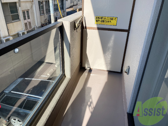 バルコニー　バルコニーは広々で、洗濯物を干すときも楽そうです。