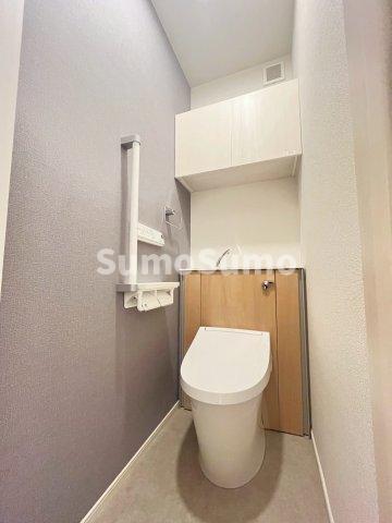 トイレ　落ち着いた色調のトイレです