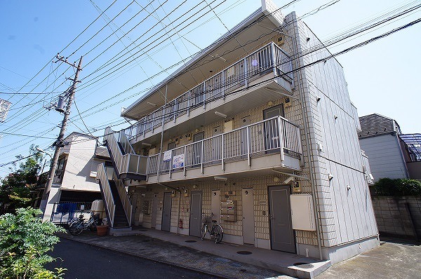 建物外観　積水ハウス建築の3階建てマンション