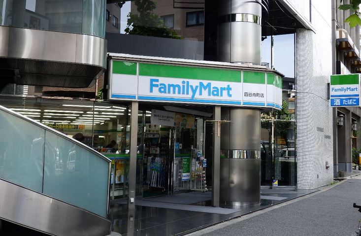 コンビニ　ファミリーマート四谷舟町店（コンビニ）まで108m