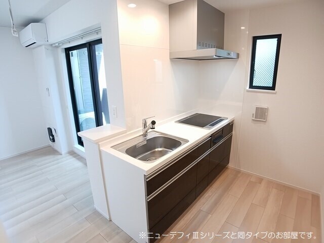 キッチン　ニューデフィIIIシリーズと同タイプのお部屋です。