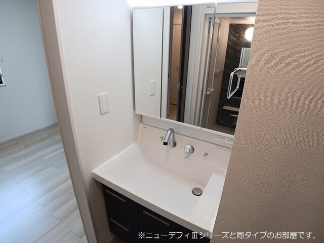 洗面設備　ニューデフィIIIシリーズと同タイプのお部屋です。