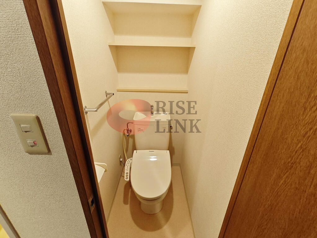 トイレ　収納もある清潔なと手洗いです