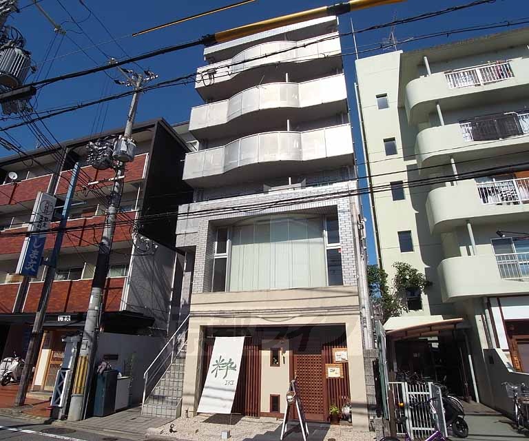 建物外観　近所が商店街のがっちりマンション。