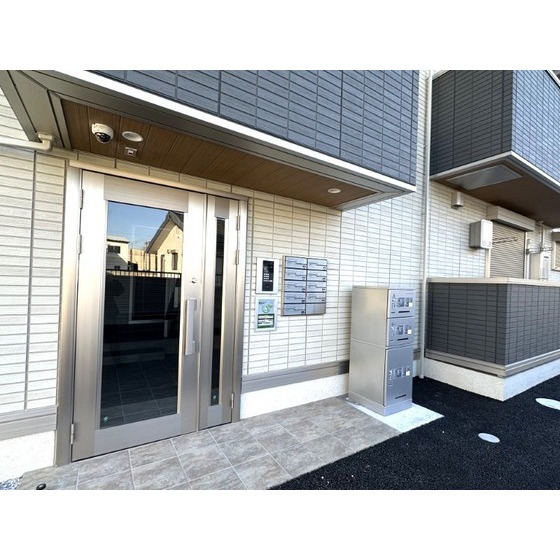 その他　共用エントランスにはオートロック、宅配ボックスあり