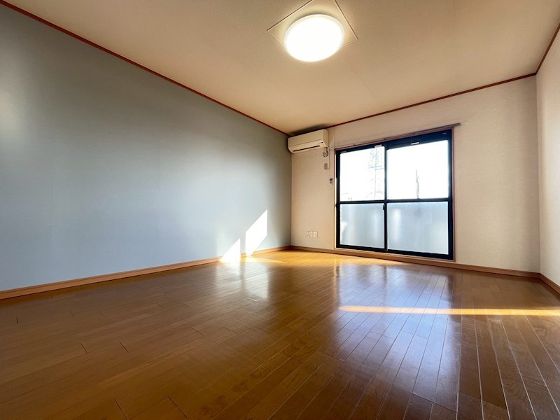 居室・リビング　窓から陽が差し込む明るいリビング♪