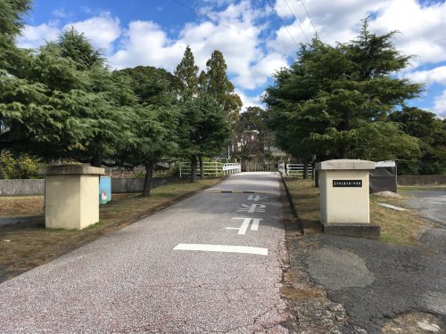 中学校　直方市立直方第二中学校（中学校）まで834m