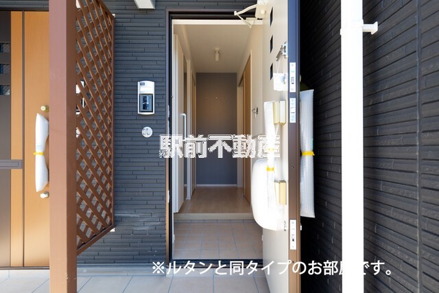 玄関　※類似物件の写真です。