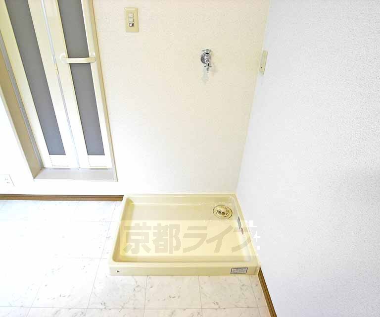 その他設備　玄関の前に洗濯機が置けます。