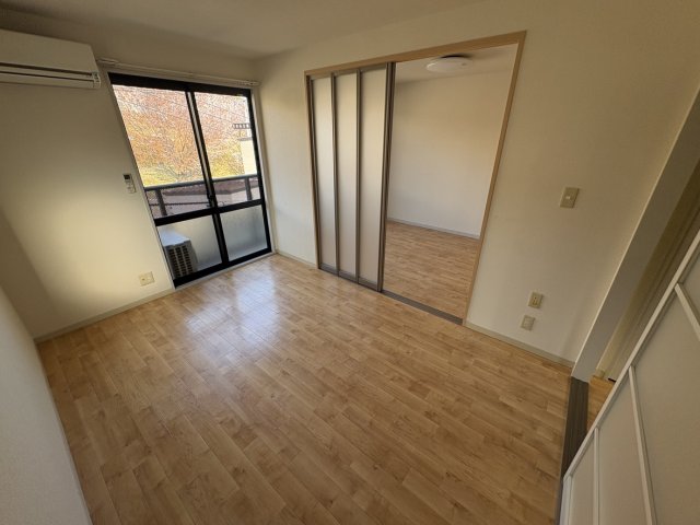 居室・リビング　同物件、別号室