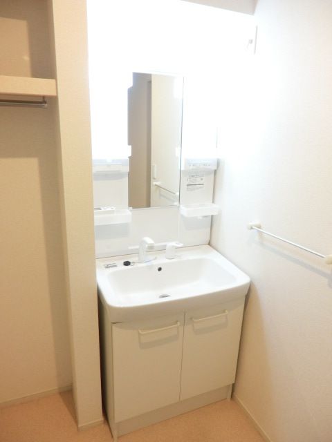 洗面設備　欠かせない独立洗面台です。