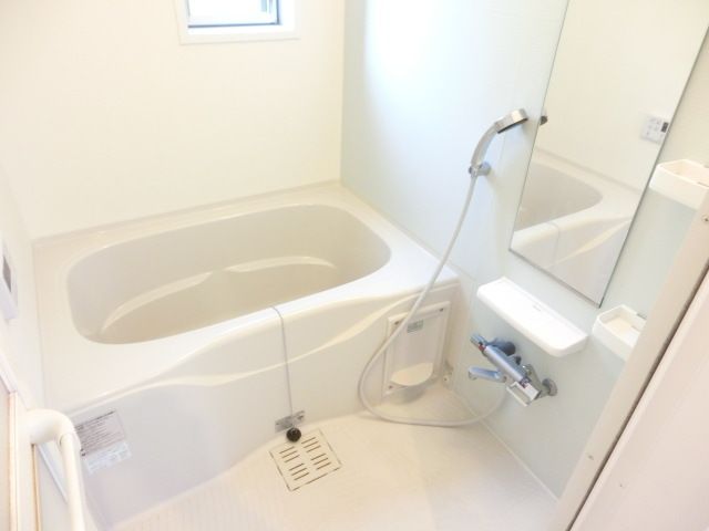 バス・シャワールーム　清潔感のあるバスルームです。