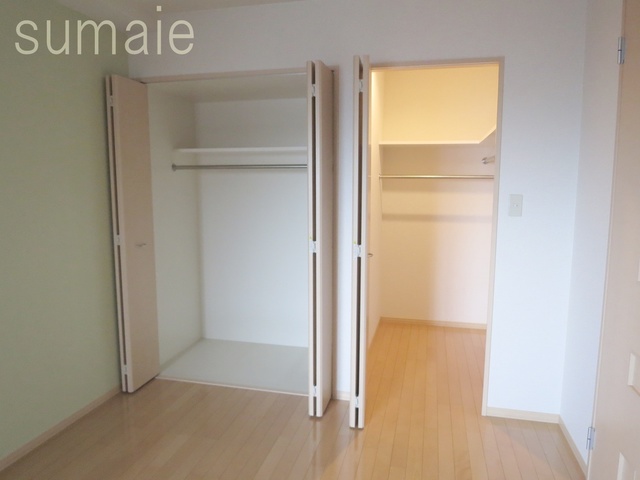 収納　収納充実！照明付きのウォークインクローゼット完備です♪