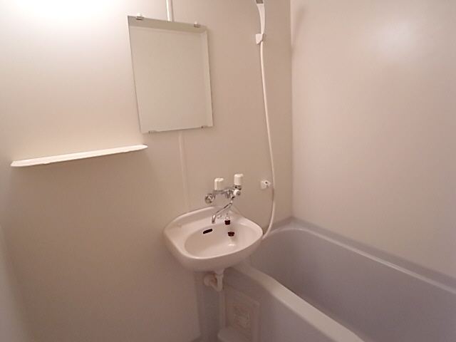 バス・シャワールーム　お風呂・トイレ別のセパレートはいいですね。