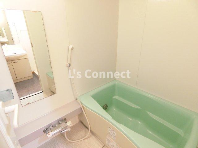 バス・シャワールーム　追焚き、浴室乾燥機能付きのお風呂。