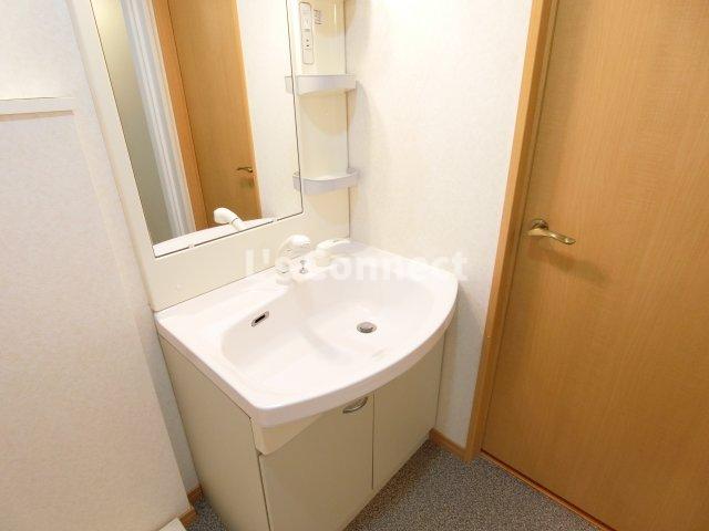 洗面設備　朝の支度もスムーズな独立洗面台。