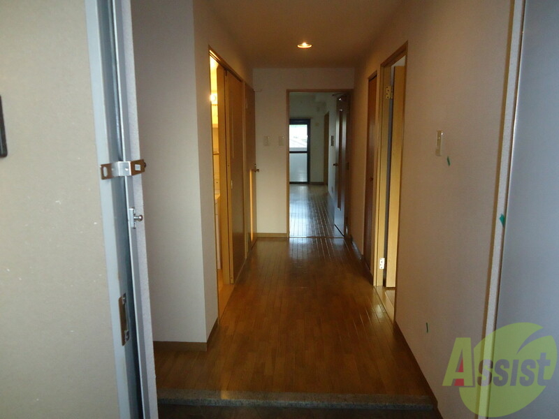 玄関　ワイドな窓から、心地よい自然光がたっぷり届く