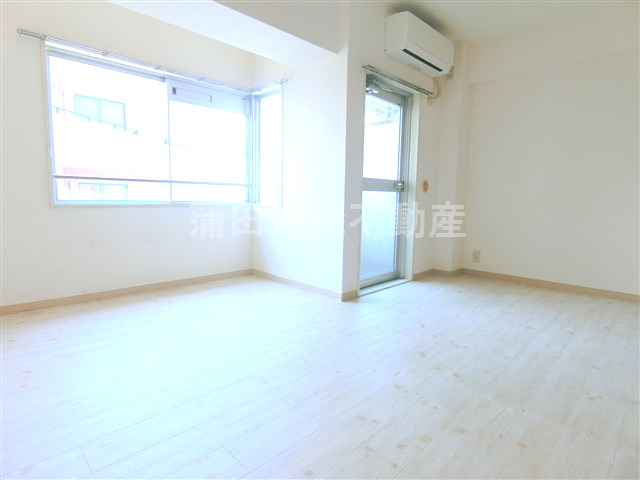 居室・リビング　洋室　窓大きく明るいお部屋