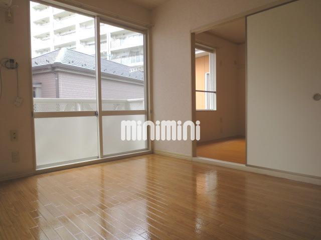 居室・リビング　洋室二面採光で明るいお部屋です。