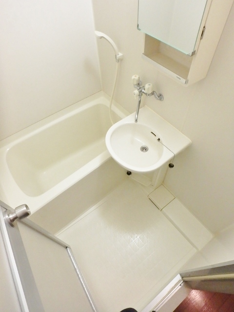 バス・シャワールーム　同物件の他のお部屋の参考画像です。