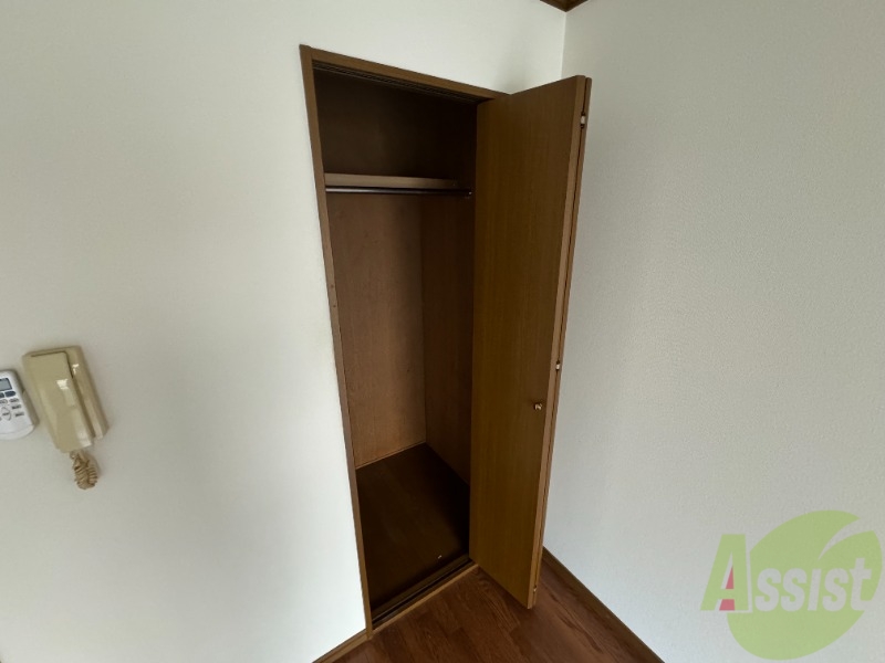 収納　洋服もかけられるクローゼット仕様の収納です