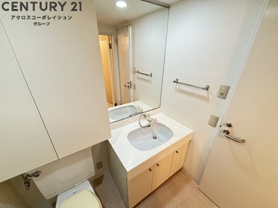 洗面設備　大きな鏡が特徴的な独立洗面台です！