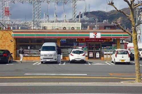 コンビニ　セブンイレブン（コンビニ）まで400m