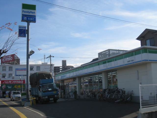 コンビニ　ファミリーマート吉島西二丁目店（コンビニ）まで240m