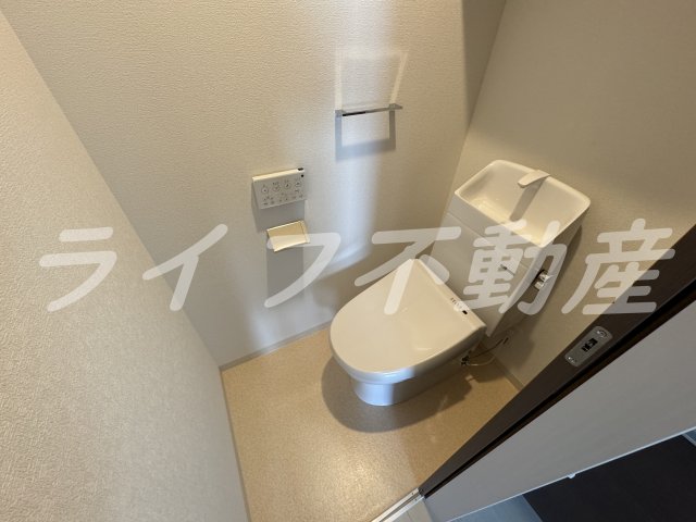 トイレ　落ち着いた色調のトイレです