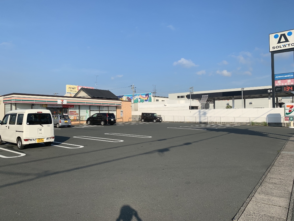 コンビニ　セブンイレブン 浜松高丘東店（コンビニ）まで586m