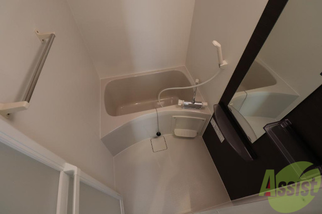 バス・シャワールーム　一人暮らしにピッタリサイズ掃除もらくらくです。