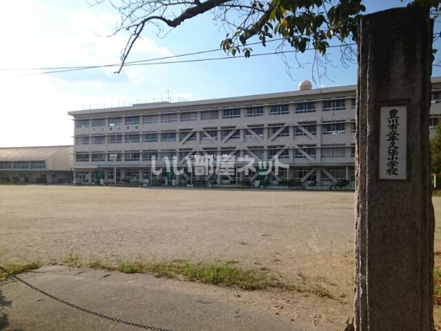 小学校　豊川市立牛久保小学校（小学校）まで467m