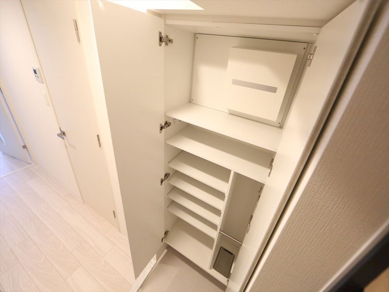 玄関　玄関　シューズボックス付（収納充実してます）