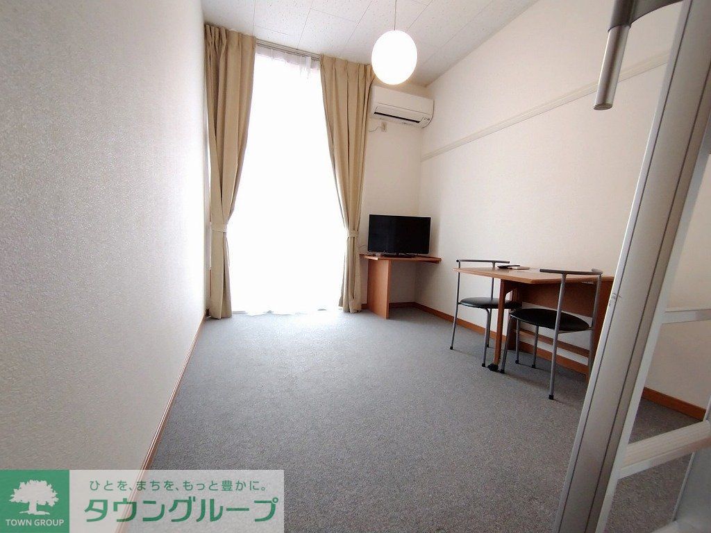 居室・リビング　現況優先　１階はフローリング仕様