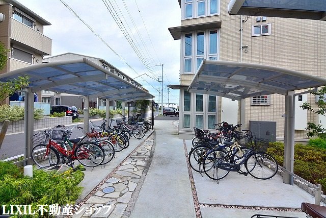 その他共有部分　敷地内に屋根付きの駐輪場があります。